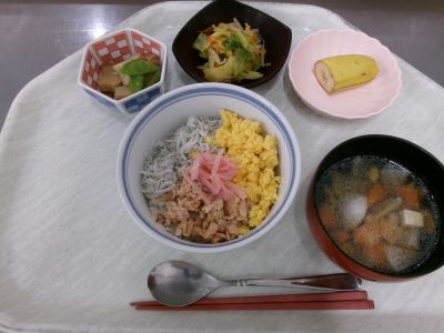 三食丼２.JPG