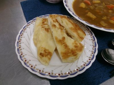 手作りナン、シーフードカレー2.JPG