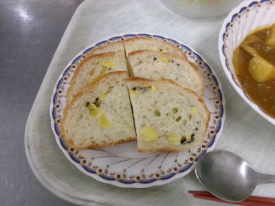手作りパンとチキンカレー2.JPG