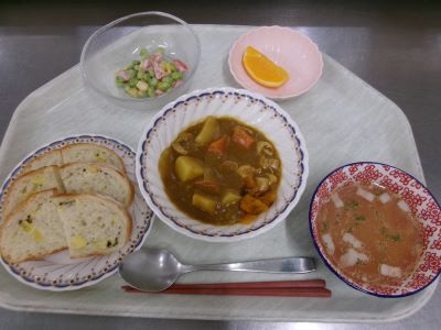 手作りパンとチキンカレー1.JPG