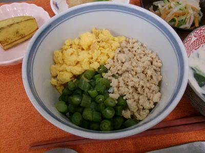 三色丼（とり・卵・インゲン）2.JPG