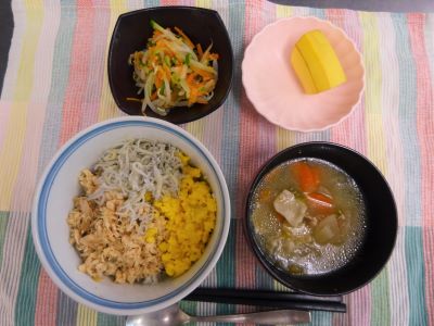 2022.10.29　リクエスト丼ぶり(三色丼).JPG