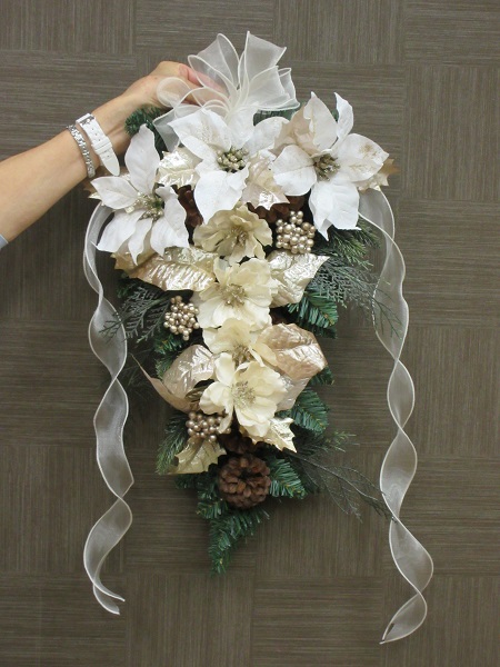 1218wreath4.JPG