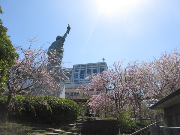 桜と自由の女神.jpg