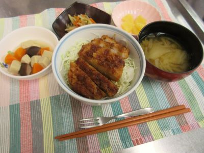 ソースカツ丼21.9.6①.JPG