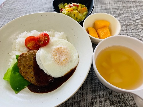 2022.8.9　ロコモコ丼.jpg